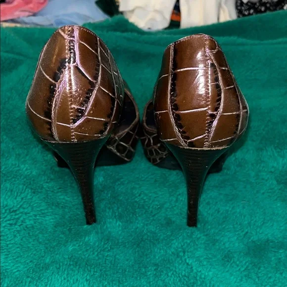Carlos Santana Brown Croc-Embossed Heels - Picture 4 of 7